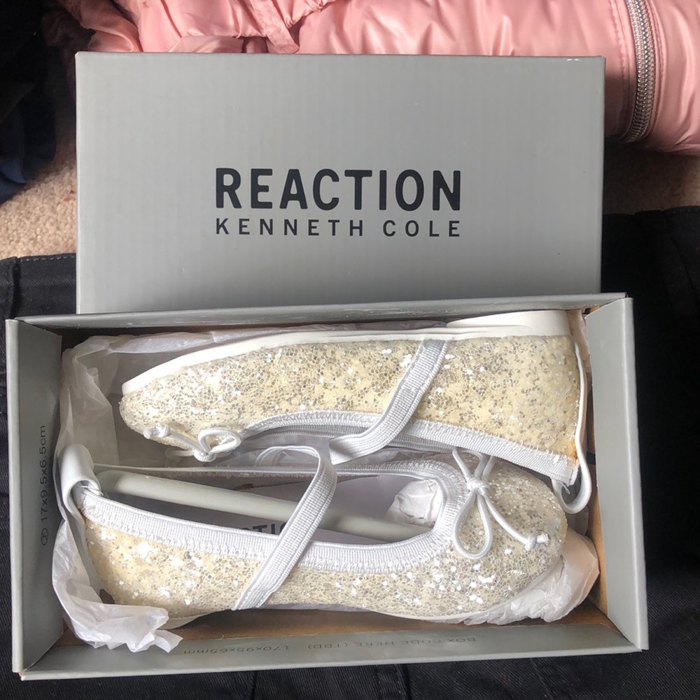 NWT Reaction Kenneth Cole, girls dress shoes, size 5 champagne color sparkly